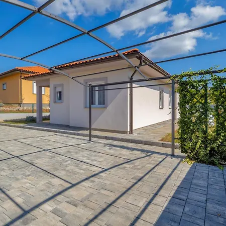 Σπίτι διακοπών In Kapovci With Outdoor Swimming Pool Brusici
